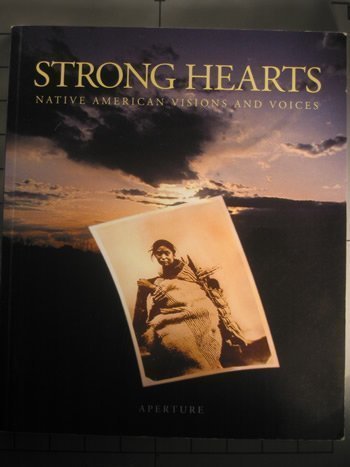 Beispielbild fr Strong Hearts: Native American Visions and Voices zum Verkauf von Concordia Books