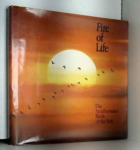 Imagen de archivo de Fire of Life The Smithsonian Book of the Sun a la venta por Virtuous Volumes et al.