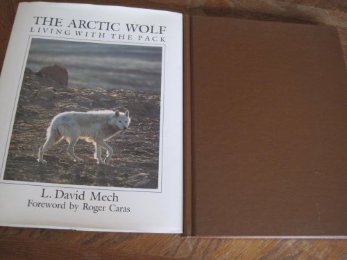 9780896580992: The Arctic wolf: Living with the pack