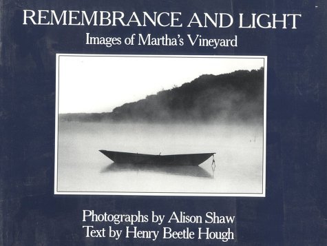 9780916782566: Remembrance and light: Images of Martha's Vineyard