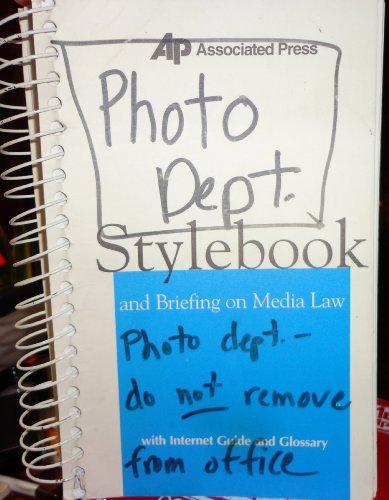 Imagen de archivo de Associated Press Stylebook and Briefing on Media Law a la venta por The Book Spot