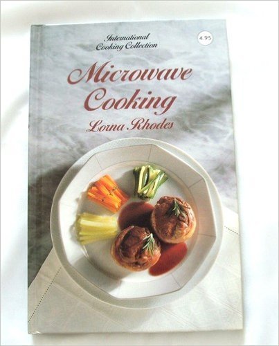 Imagen de archivo de International Cooking Collection Microwave Cooking a la venta por Wonder Book