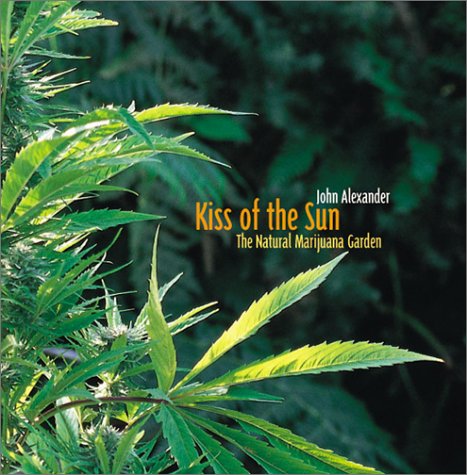 Imagen de archivo de Kiss of the Sun: The Natural Marijuana Garden a la venta por Reuseabook