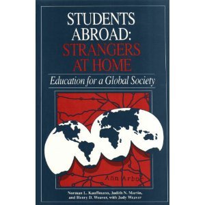 Beispielbild fr Students Abroad : Strangers at Home: Education for a Global Society zum Verkauf von Better World Books