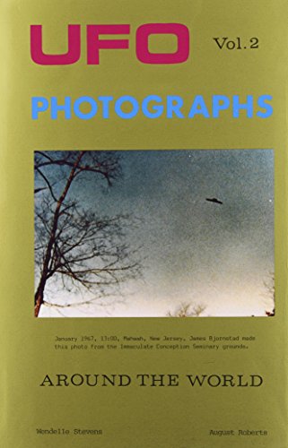 Beispielbild fr UFO Photographs Around the World (Volume 2) zum Verkauf von Revaluation Books