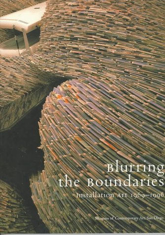 9780934418447: Blurring The Boundaries: Installation Art 1969-1996
