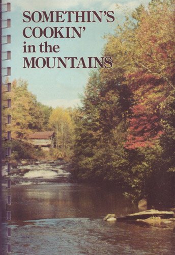 9780939114399: Somethin's Cookin' in the Mountains: A Cookbook Guide to the Northeast Georgia Mountains