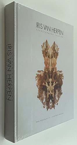 Imagen de archivo de IRIS VAN HERPEN Transforming Fashion a la venta por Book Gallery // Mike Riley