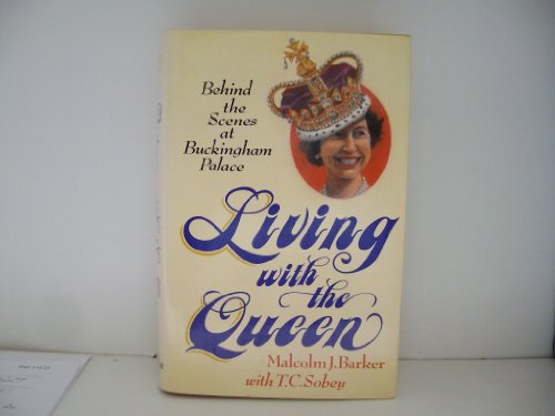 Imagen de archivo de Living with the Queen : Behind the Scenes at Buckingham Palace a la venta por Better World Books: West