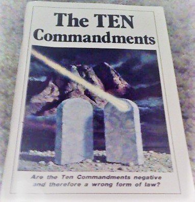 9780943093376: The Ten Commandments