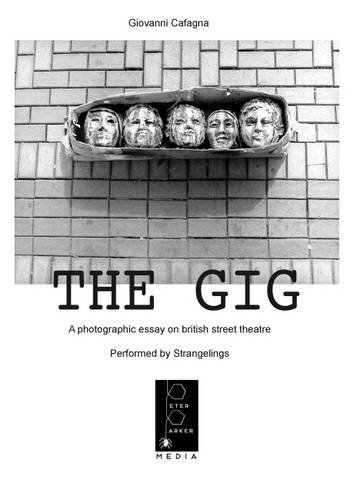 9780954197209: The Gig: A Photographic Essay on British Street Theatre - By Giovanni Cafagna - Performed by Strangelings