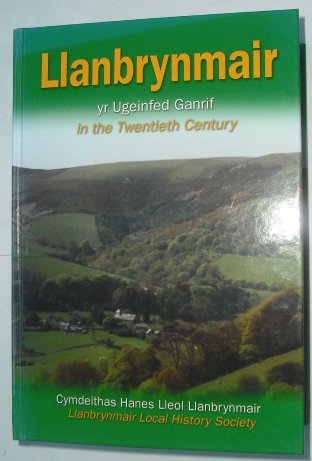 Beispielbild fr Llanbrynmair: Yr Ugeinfed Ganrif / Llanbrynmair in the Twentieth Century zum Verkauf von Literary Cat Books