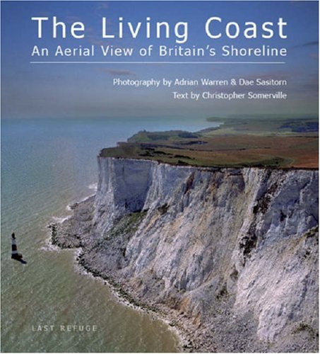 Imagen de archivo de The Living Coast: An Aerial View of Britain's Shoreline a la venta por AwesomeBooks