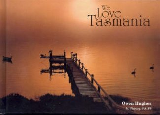 Beispielbild fr We Love Tasmania zum Verkauf von Reuseabook