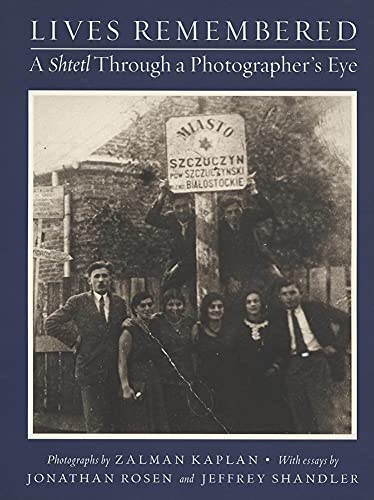 Beispielbild fr Lives Remembered: A Shtetl Through a Photographer's Eye zum Verkauf von Limestone Books