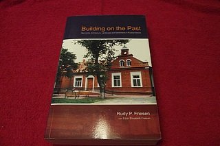 Imagen de archivo de Building on the Past: Mennonite Architecture, Landscape and Settlements in Russia/Ukraine a la venta por ThriftBooks-Atlanta