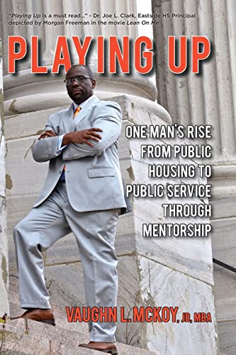 9780989269407: Playing Up: One Man's Rise From Public Housing To Public Service Through Mentorship