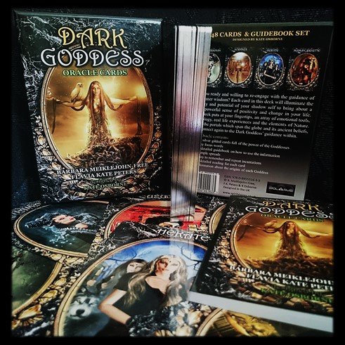 Beispielbild fr Dark Goddess Oracle Cards, Boxed Deck & Booklet, Solarus Publishing zum Verkauf von Monster Bookshop