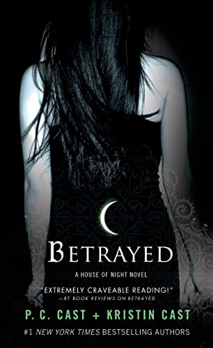 9781250046932: Betrayed (House of Night)