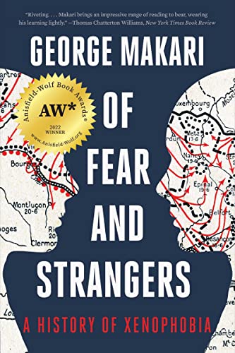 9781324050445: Of Fear and Strangers: A History of Xenophobia
