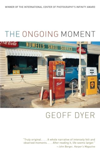 9781400031689: The Ongoing Moment (Vintage)