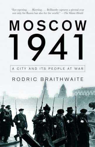 Beispielbild fr Moscow 1941 : A City and Its People at War zum Verkauf von Better World Books