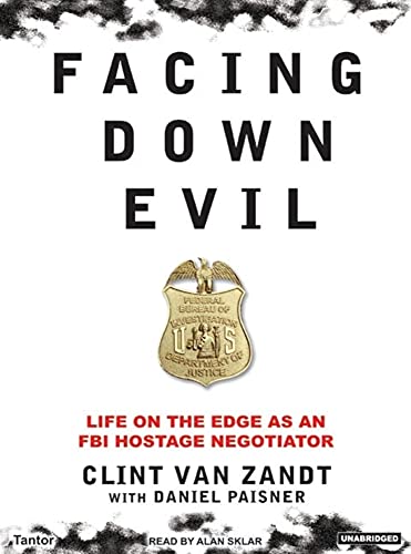 Imagen de archivo de Facing Down Evil: Life on the Edge as an FBI Hostage Negotiator a la venta por Keeper of the Page