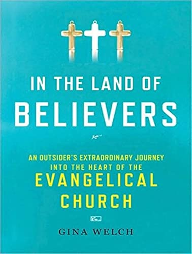 9781400116423: In the Land of Believers: An Outsider's Extraordinary Journey into the Heart of the Evangelical Church