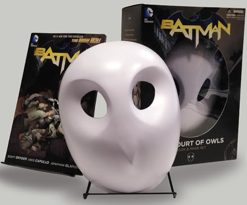Imagen de archivo de Batman: The Court of Owls Mask and Book Set (The New 52) a la venta por Ergodebooks