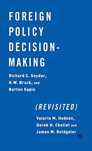 9781403960757: Foreign Policy Decision-Making (Revisited)
