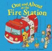 9781404800397: Out and About at the Fire Station (Field Trips)