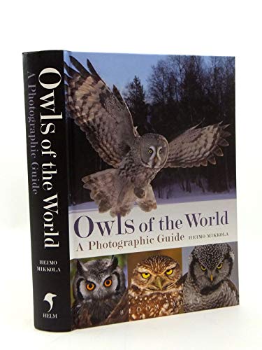 Imagen de archivo de Owls of the World: A Photographic Guide (Helm Photographic Guides) a la venta por WorldofBooks