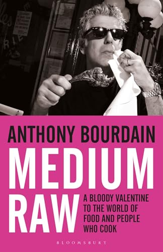 Imagen de archivo de Medium Raw: A Bloody Valentine to the World of Food and the People Who Cook a la venta por Goodwill Books
