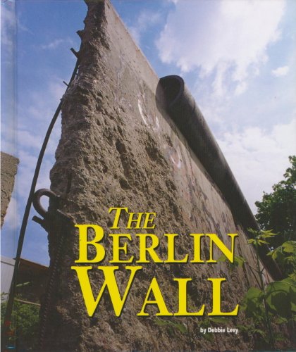 Imagen de archivo de Building World Landmarks: Berlin Wall a la venta por ThriftBooks-Dallas