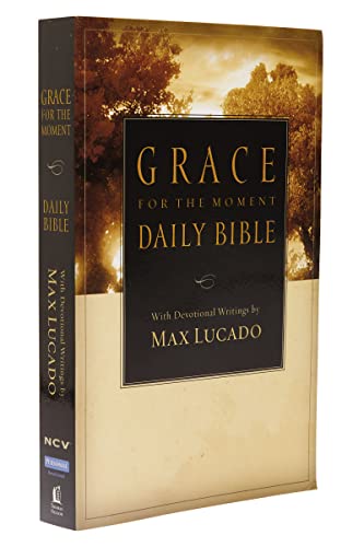 Imagen de archivo de Grace for the Moment Daily Bible-NCV a la venta por ThriftBooks-Atlanta