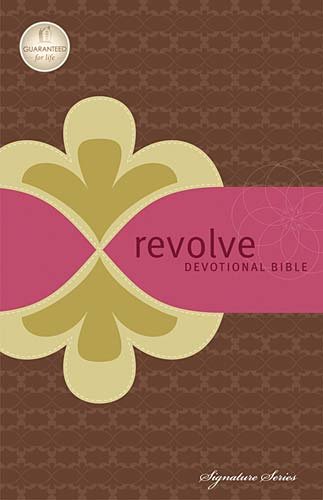 9781418547080: Revolve Devotional Bible, NCV: The Complete Bible for Teen Girls