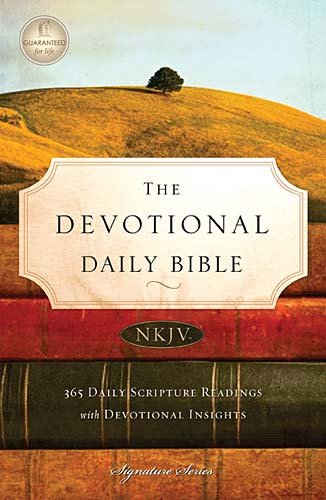 9781418549374: NKJV Devotional Daily Bible PB: 365 Daily Scripture Readings with Devotional Insights (Signature)