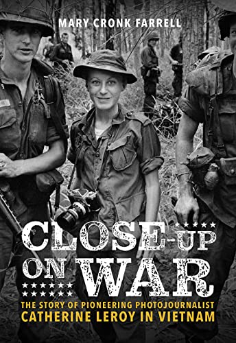 Imagen de archivo de Close-Up on War: The Story of Pioneering Photojournalist Catherine Leroy in Vietnam a la venta por ThriftBooks-Atlanta