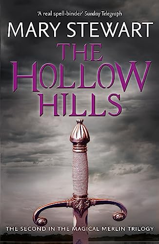 Imagen de archivo de The Hollow Hills (Merlin Trilogy 2) a la venta por Brit Books
