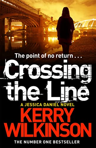 Imagen de archivo de Crossing the Line: a DI Jessica Daniel Novel 8 a la venta por Better World Books