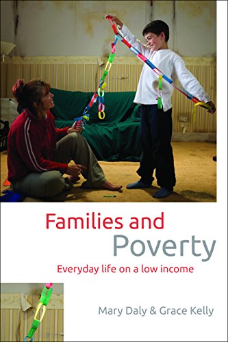 Imagen de archivo de Families and Poverty : Everyday Life on a Low Income a la venta por Better World Books