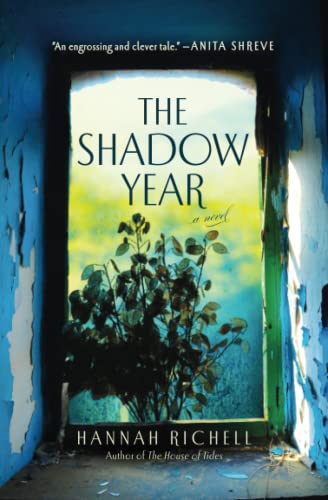 9781455554331: The Shadow Year