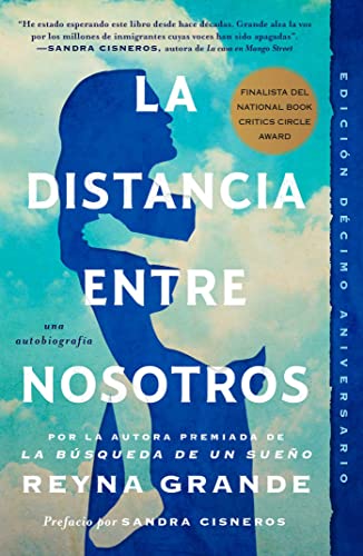 Stock image for La distancia entre nosotros (Atria Espanol) (Spanish Edition) for sale by Half Price Books Inc.