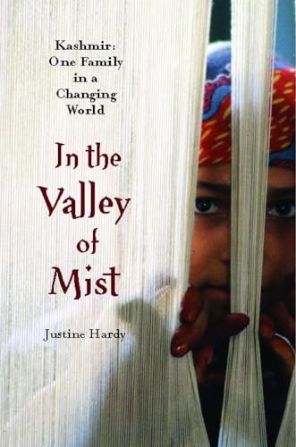 9781476745756: In the Valley of Mist: Kashmir: One Family In A Changing World