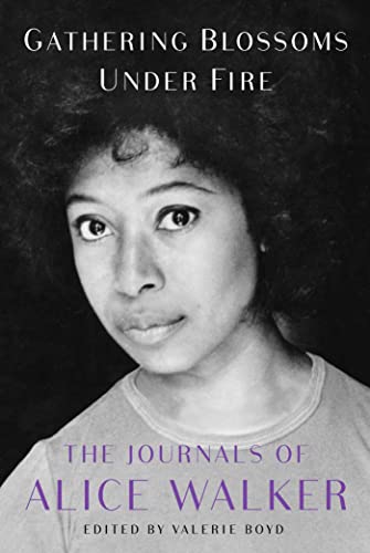 9781476773155: Gathering Blossoms Under Fire: The Journals of Alice Walker, 1965–2000