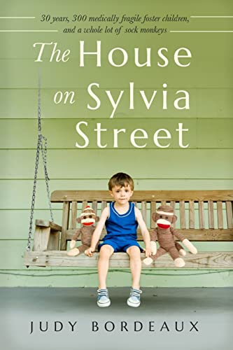 Imagen de archivo de The House on Sylvia Street: 30 years, 300 medically fragile foster children, and a whole lot of sock monkeys a la venta por Half Price Books Inc.