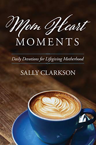 Beispielbild fr Mom Heart Moments: Daily Devotions for Lifegiving Motherhood zum Verkauf von Goodwill of Colorado