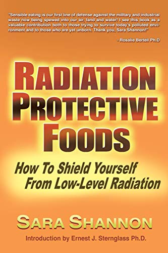 Imagen de archivo de Radiation Protective Foods: How To Shield Yourself From Low-Level Radiation a la venta por ZBK Books