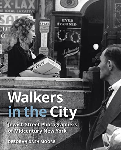 Beispielbild fr Walkers in the City: Jewish Street Photographers of Midcentury New York [Hardcover] Dash Moore, Deborah zum Verkauf von Lakeside Books