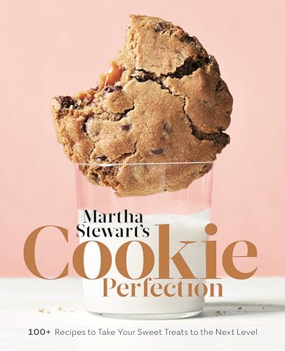 Imagen de archivo de Martha Stewart's Cookie Perfection: 100+ Recipes to Take Your Sweet Treats to the Next Level: A Baking Book a la venta por Half Price Books Inc.